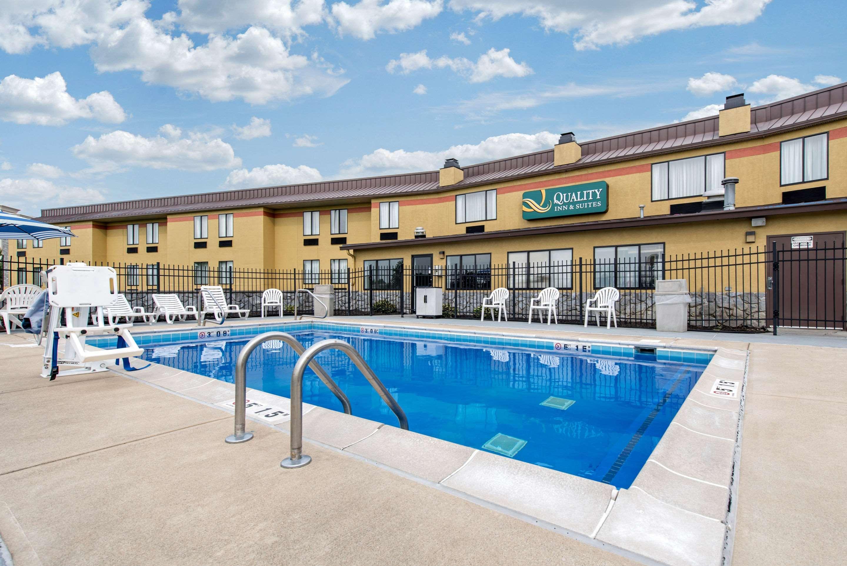 Quality Inn & Suites Brownsburg - Indianapolis West Exteriör bild