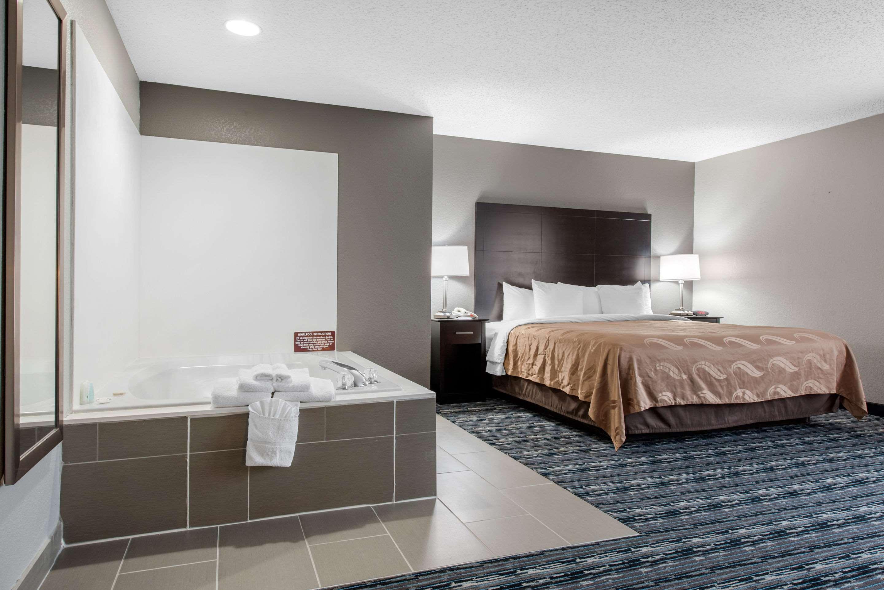 Quality Inn & Suites Brownsburg - Indianapolis West Exteriör bild